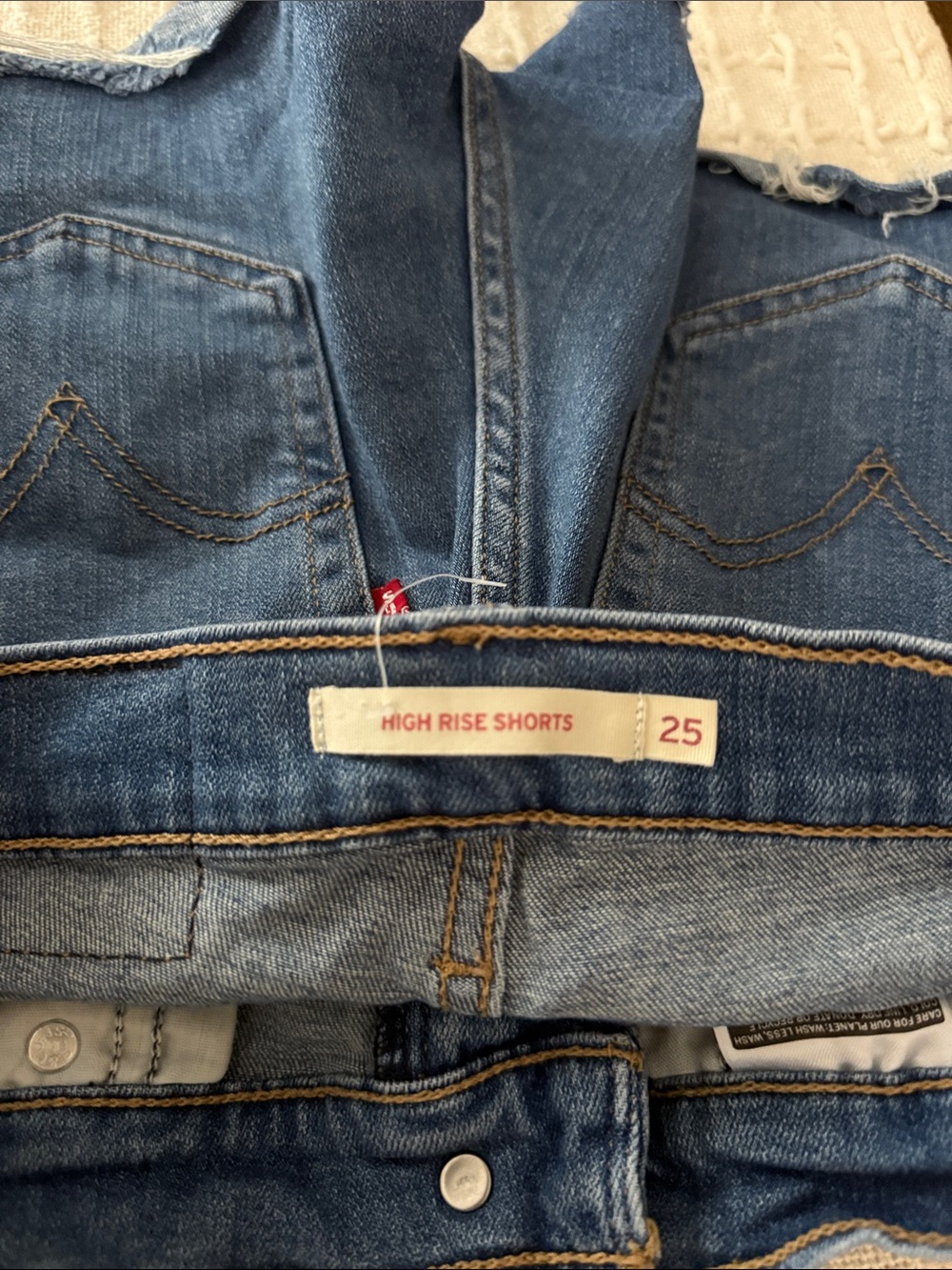 Levi’s High Rise Shorts - Picture 4 of 7